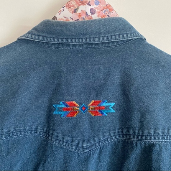 Vintage Wrangler Blue Aztec Embroidered Denim Shirt! Size Large - Picture 9 of 10